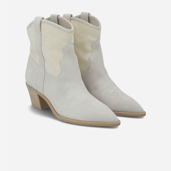 Dolce Vita Shoes - EUC Dolce Vita Sama Suede Booties
